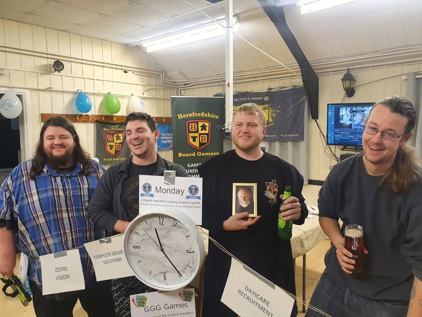 一群人站在室内的钟表描述已自动生成