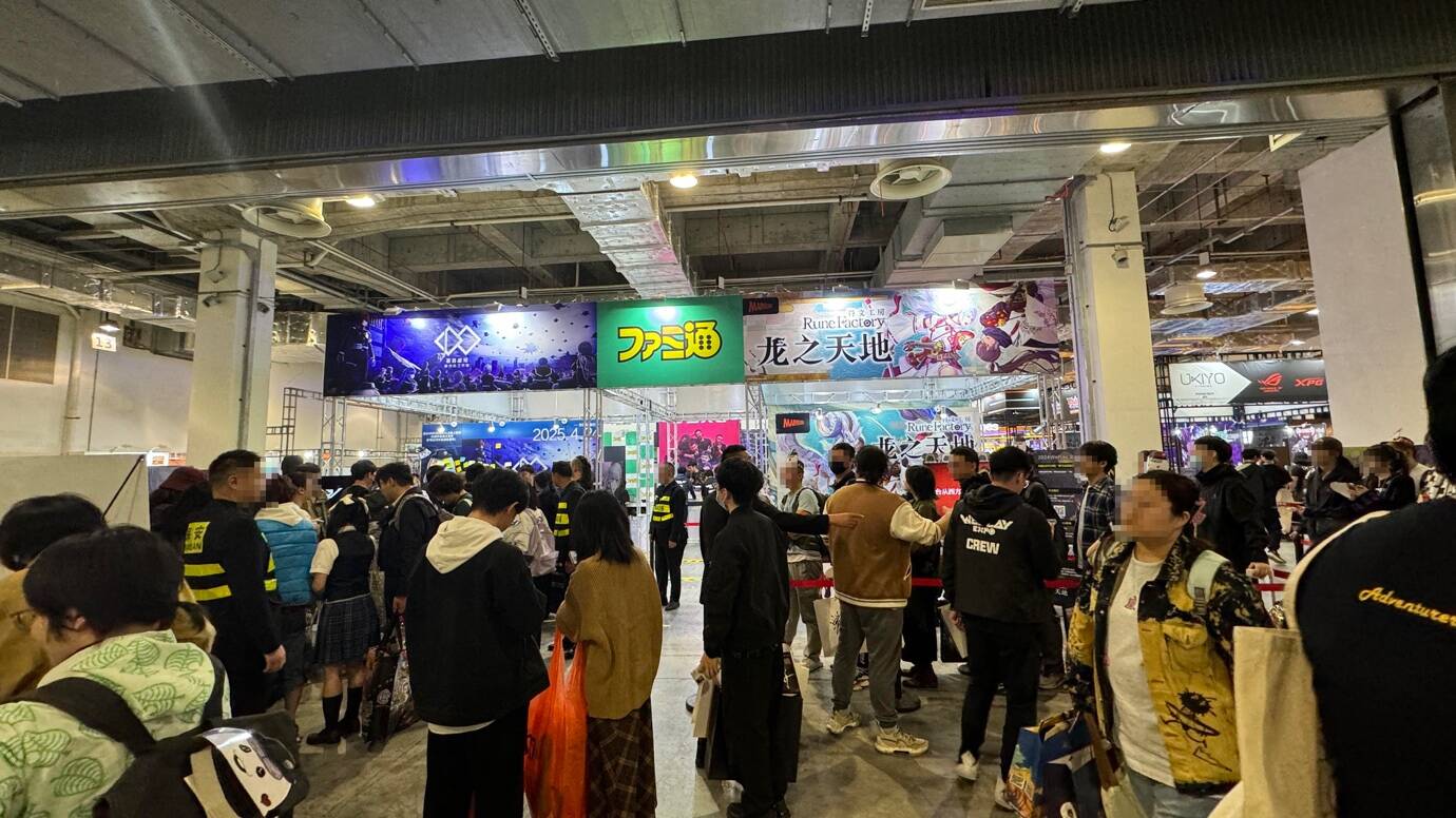 空港のロビーにいる人たち自動的に生成された説明